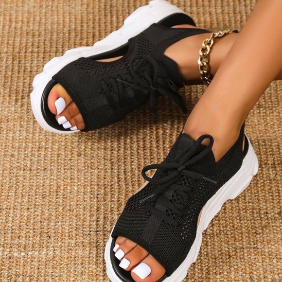 🆕Boutique Women’s Black & White Mesh Sneaker Sandals Shoes❤️❤️Size 10.5 - Picture 2 of 5